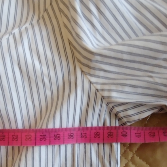 Express The Essential Fitted Stripe Button-Up Women's Shirt - White & Gray - Picture 9 of 11